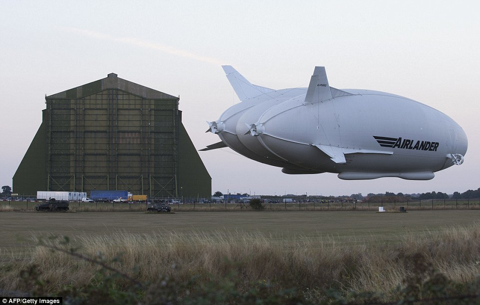 Фотография: Летающий зад: в Великобритании запустили крупнейший в мире летательный аппарат №6 - BigPicture.ru