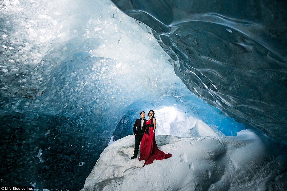 Фотография: Пожалуй, самая красивая фотосессия помолвки, отснятая на ледниках Исландии №4 - BigPicture.ru