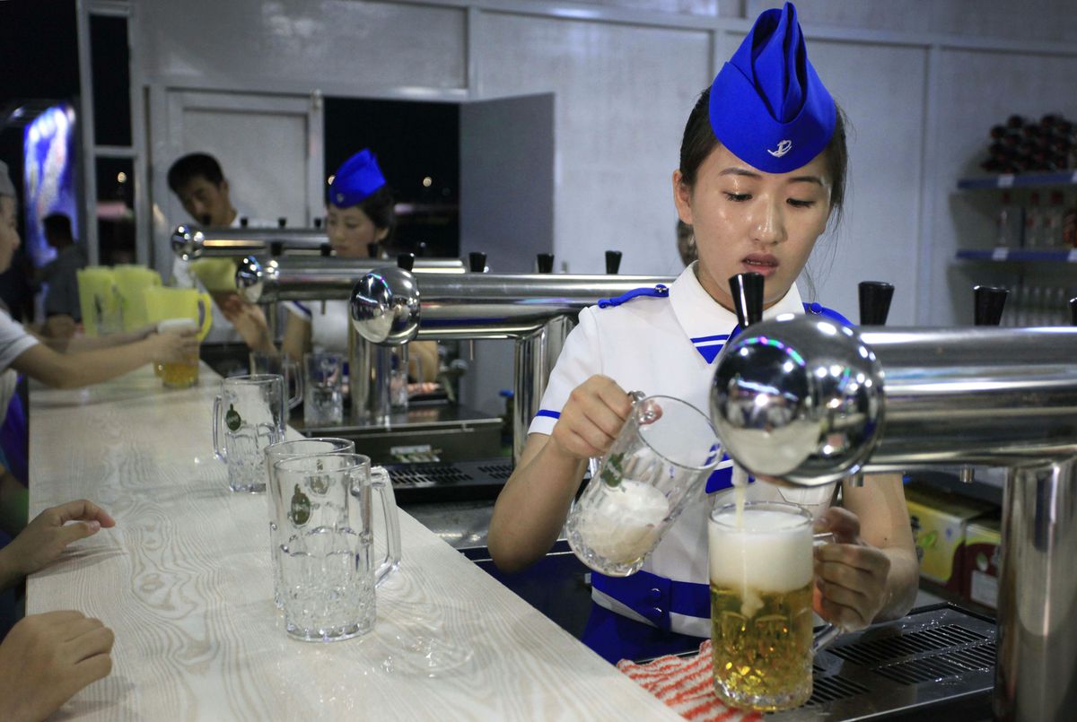 Фотография: В Северной Корее прошел первый пивной фестиваль, и это было даже весело №2 - BigPicture.ru