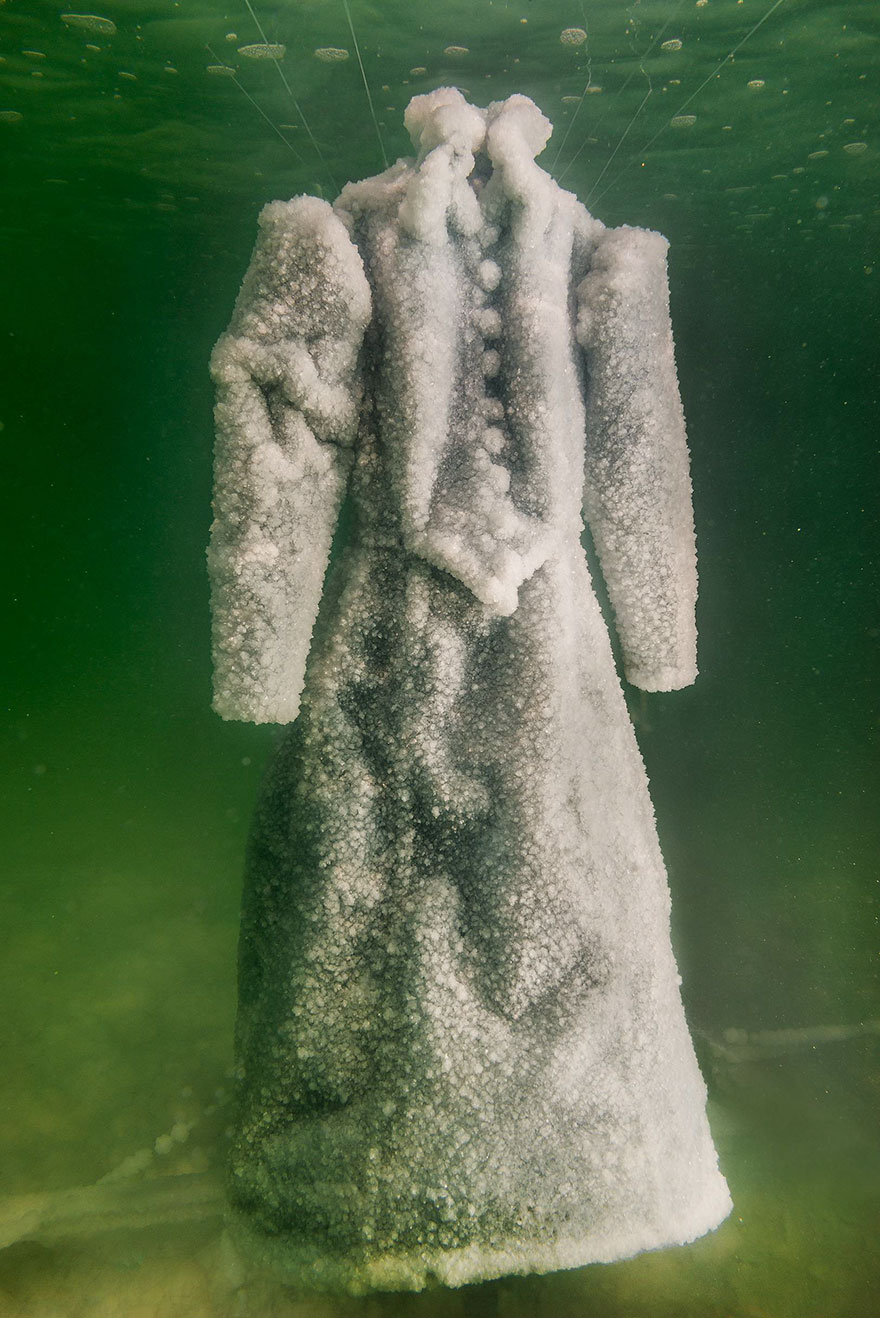 Фотография: Как черное платье превратилось в соленую скульптуру на дне моря №5 - BigPicture.ru