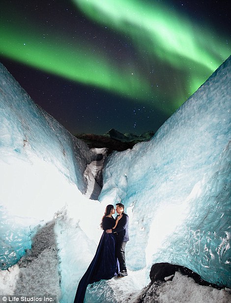 Фотография: Пожалуй, самая красивая фотосессия помолвки, отснятая на ледниках Исландии №5 - BigPicture.ru