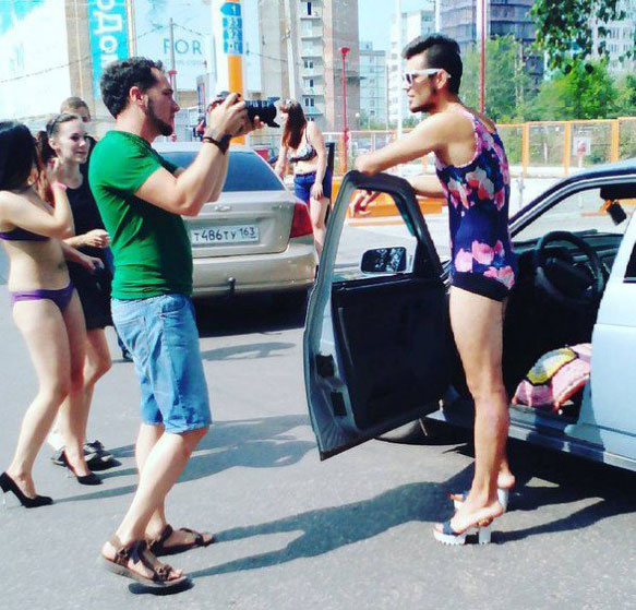 Фотография: Полный бак за бикини: как самарская АЗС заставила девушек раздеться №7 - BigPicture.ru