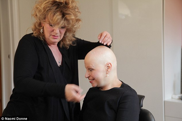 Фотография: Умирающей от рака британке сделали красивый макияж и съемку за пару недель до смерти №7 - BigPicture.ru