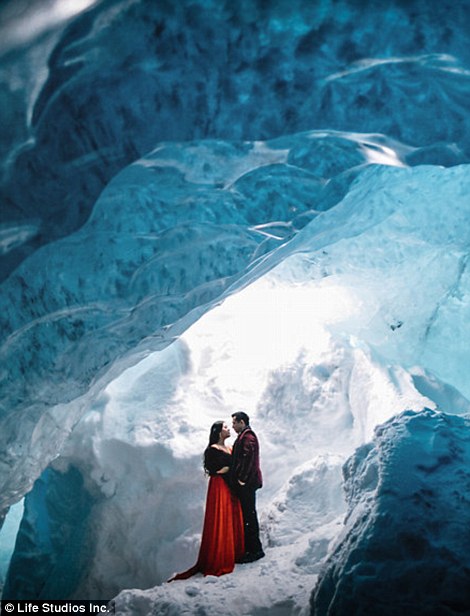 Фотография: Пожалуй, самая красивая фотосессия помолвки, отснятая на ледниках Исландии №6 - BigPicture.ru