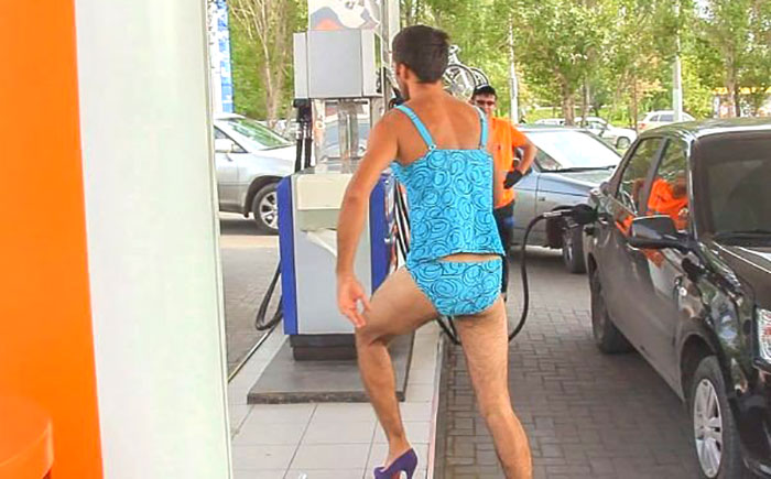 Фотография: Полный бак за бикини: как самарская АЗС заставила девушек раздеться №8 - BigPicture.ru