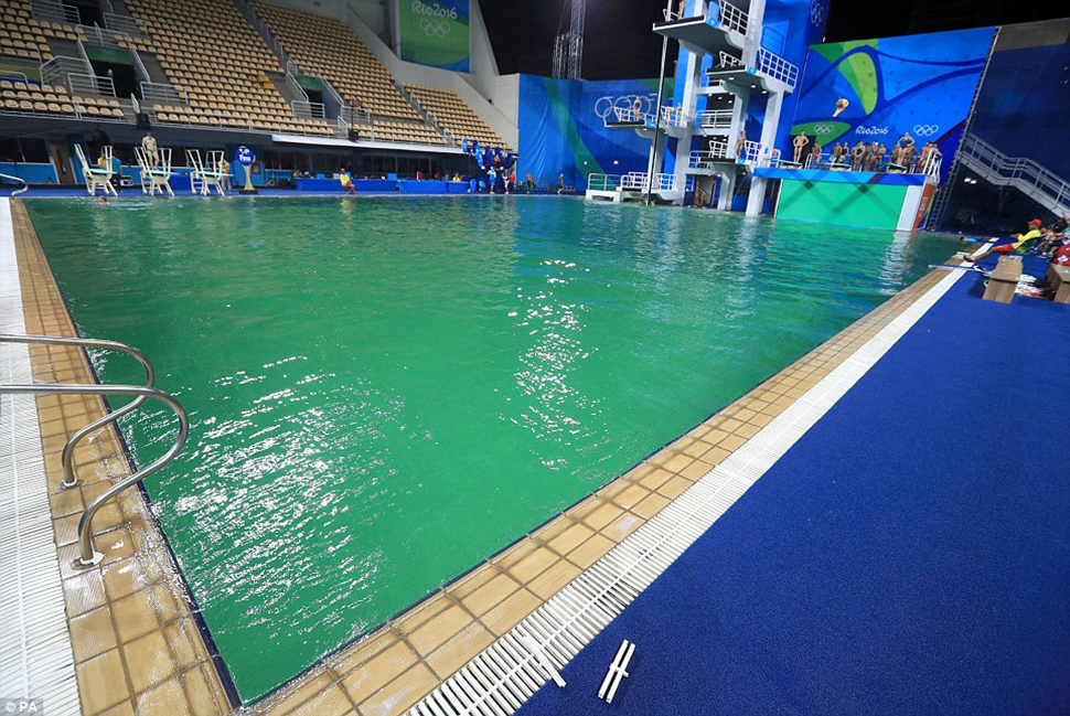 Фотография: Бассейн на Олимпиаде в Рио вдруг позеленел, и никто не признается №7 - BigPicture.ru