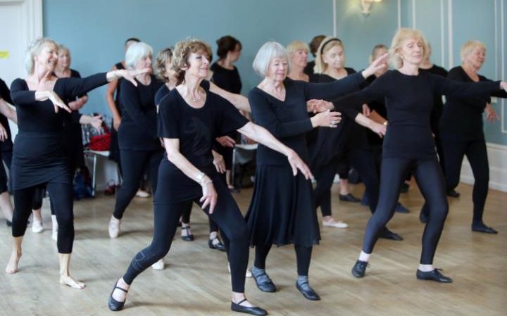 Фотография: Лебединая пенсия: бабушка из Великобритании в 71 год стала балериной №4 - BigPicture.ru