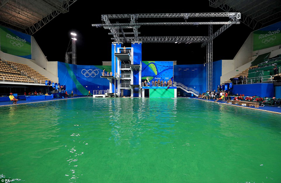 Фотография: Бассейн на Олимпиаде в Рио вдруг позеленел, и никто не признается №8 - BigPicture.ru