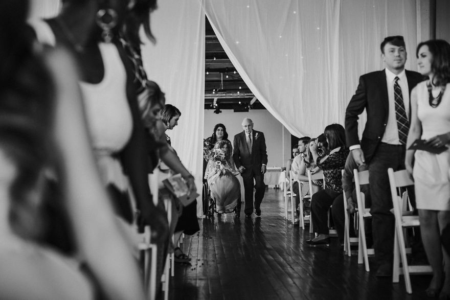 Фотография: Чудеса случаются: парализованная невеста встала и пошла к алтарю, растрогав жениха и гостей до слез №8 - BigPicture.ru