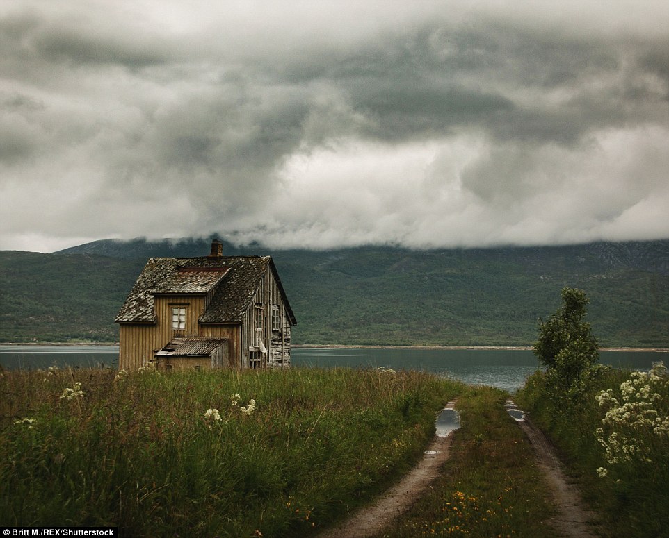 Фотография: Заброшенные дома Скандинавии, дополняющие красоту северной природы №9 - BigPicture.ru