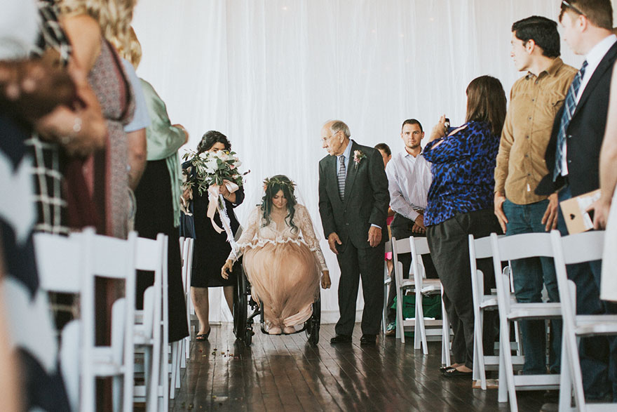 Фотография: Чудеса случаются: парализованная невеста встала и пошла к алтарю, растрогав жениха и гостей до слез №9 - BigPicture.ru