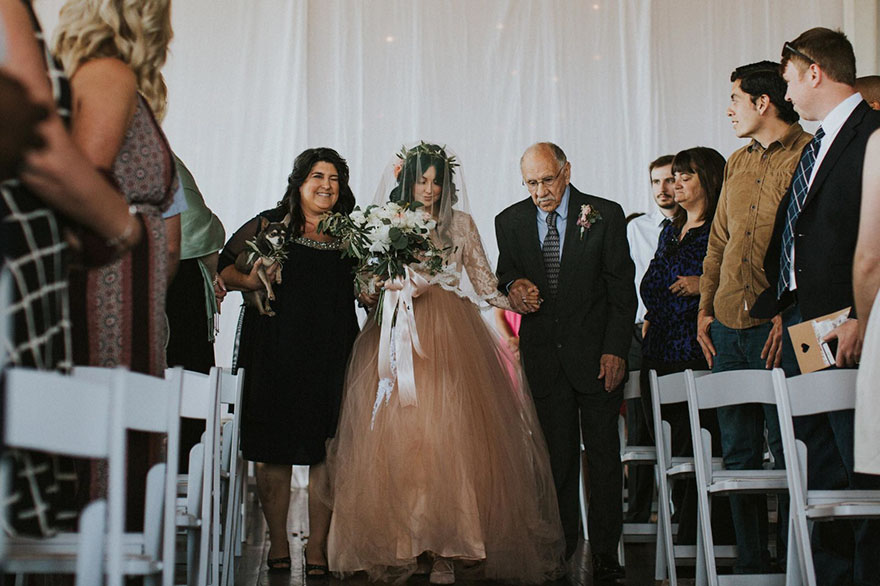 Фотография: Чудеса случаются: парализованная невеста встала и пошла к алтарю, растрогав жениха и гостей до слез №10 - BigPicture.ru