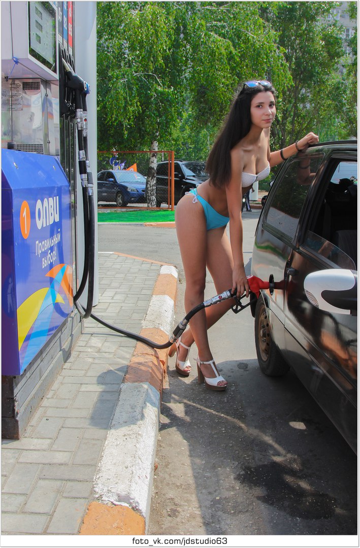 Фотография: Полный бак за бикини: как самарская АЗС заставила девушек раздеться №3 - BigPicture.ru