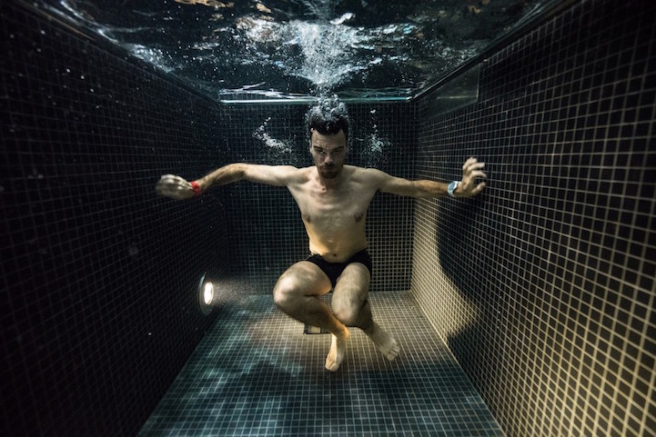 Фотография: Подводные портреты людей, нырнувших в бассейн с ледяной водой №11 - BigPicture.ru