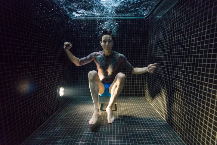 Фотография: Подводные портреты людей, нырнувших в бассейн с ледяной водой №2 - BigPicture.ru