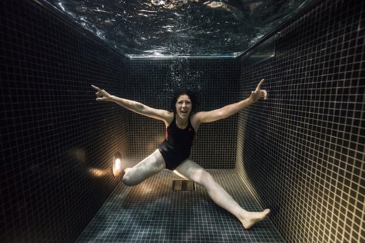 Фотография: Подводные портреты людей, нырнувших в бассейн с ледяной водой №3 - BigPicture.ru