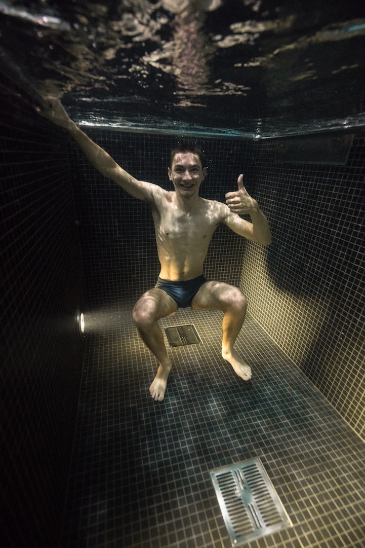 Фотография: Подводные портреты людей, нырнувших в бассейн с ледяной водой №4 - BigPicture.ru