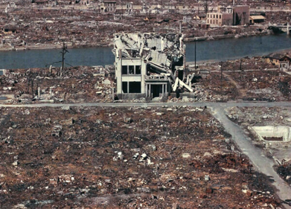 Ярче тысячи солнц: 20 страшных кадров в память о ядерном взрыве в Хиросиме
