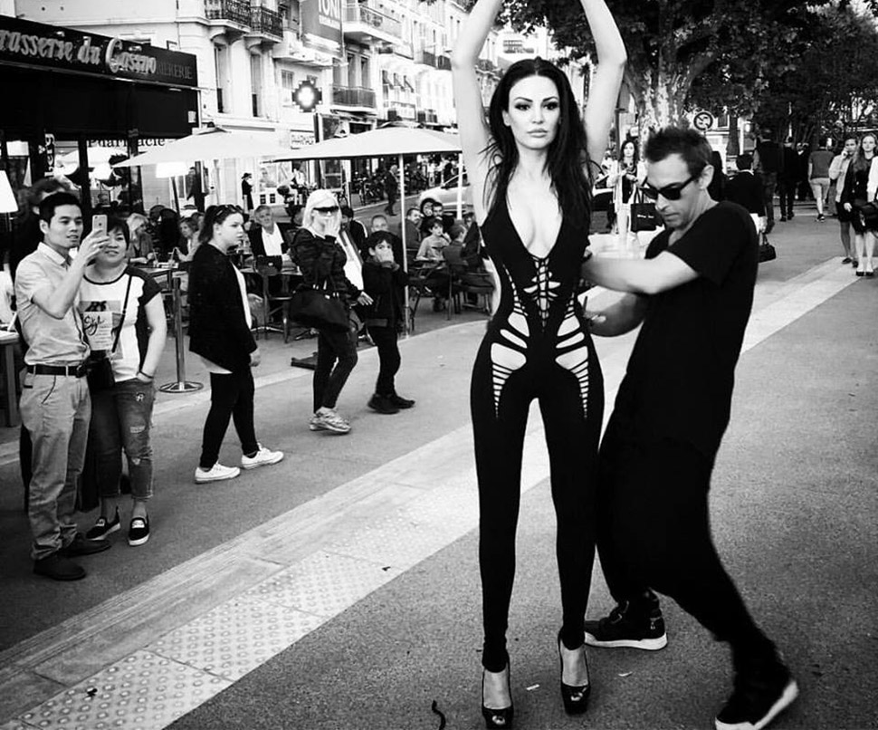 Фотография: Этот дизайнер просто берет ножницы и вырезает сексуальные наряды прямо на моделях №1 - BigPicture.ru
