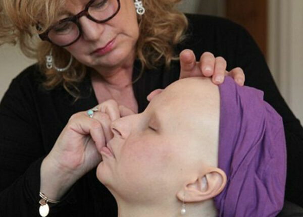 Умирающей от рака британке сделали красивый макияж и съемку за пару недель до смерти