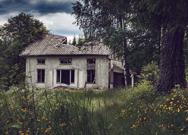Заброшенные дома Скандинавии, дополняющие красоту северной природы