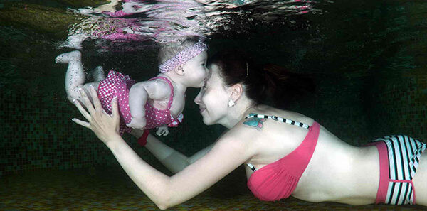 Счастливые украинские дети под водой