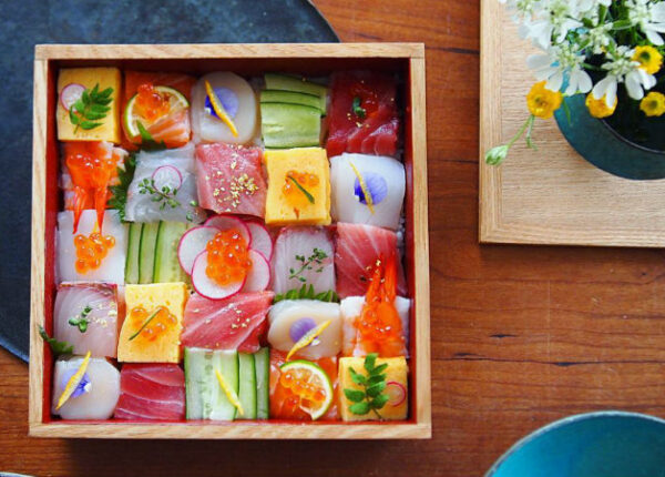 Новый тренд в инстаграме: японцы публикуют фотографии мозаик из суши