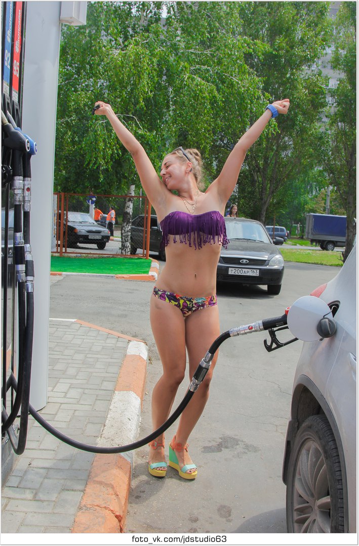 Фотография: Полный бак за бикини: как самарская АЗС заставила девушек раздеться №6 - BigPicture.ru