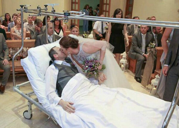 Когда жених сломал ногу, молодожены отменили церемонию за 50 000 долларов и сыграли свадьбу в больнице