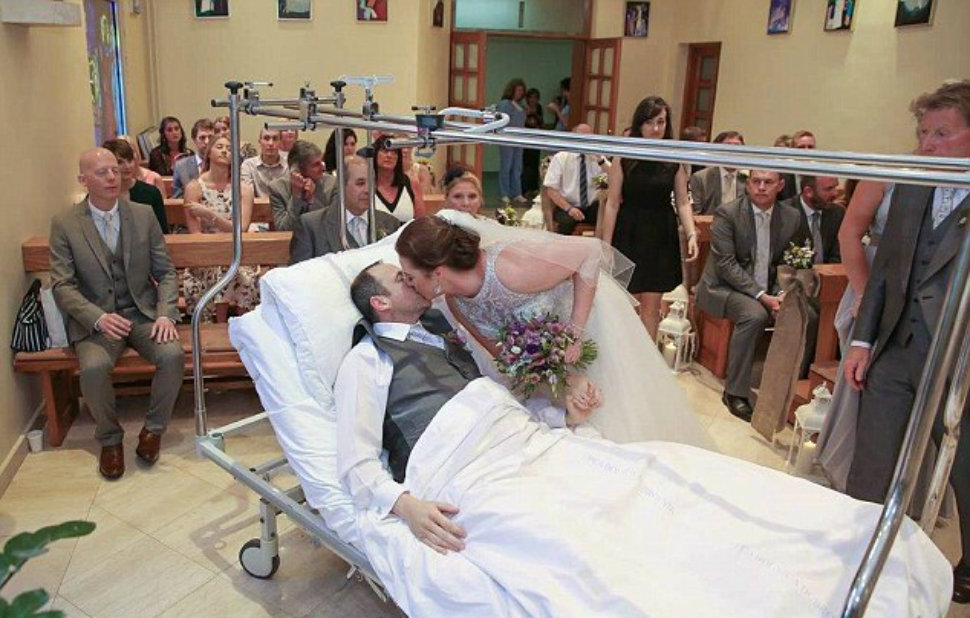 Фотография: Когда жених сломал ногу, молодожены отменили церемонию за 50 000 долларов и сыграли свадьбу в больнице №1 - BigPicture.ru