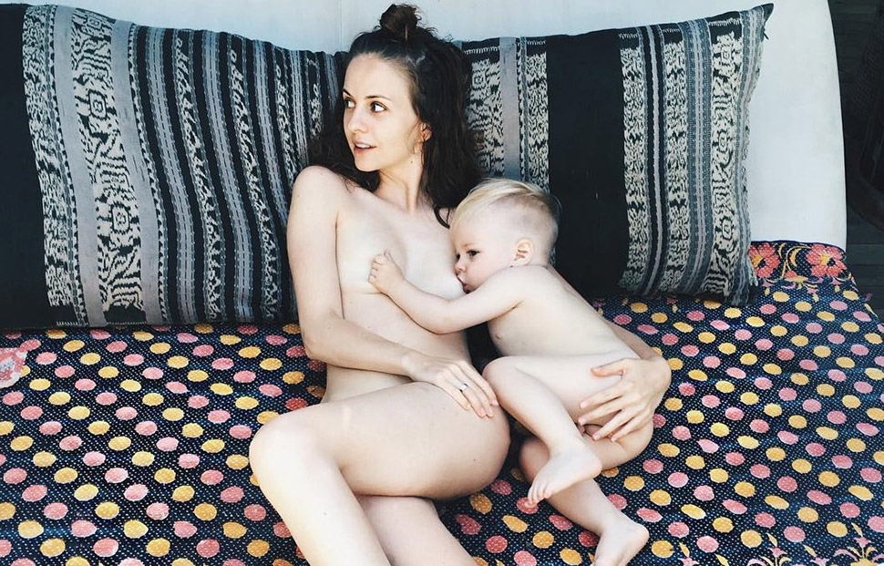 Фотография: Российская предпринимательница выложила в Instagram обнаженное фото, где она кормит грудью, и тут началось... №1 - BigPicture.ru