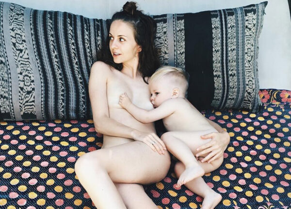 Российская предпринимательница выложила в Instagram обнаженное фото, где она кормит грудью, и тут началось…
