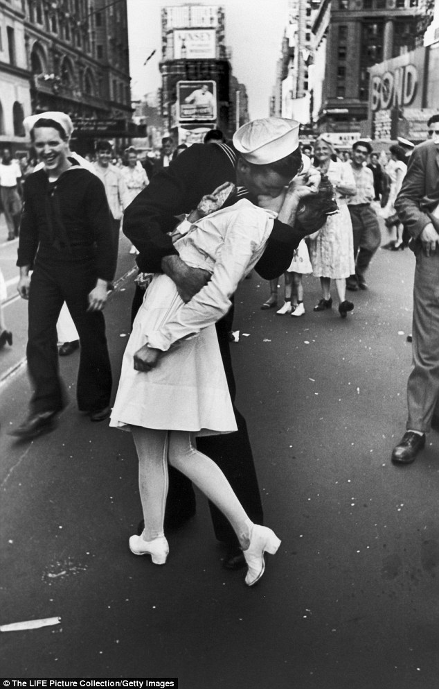 Фотография: Умерла женщина с легендарной фотографии, где моряк целует девушку на Таймс-сквер №3 - BigPicture.ru