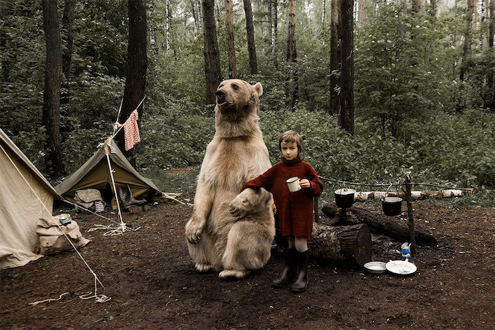 Фотография: Русская семья подружилась с медведем в лесу для антиохотничьей кампании №2 - BigPicture.ru