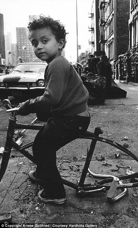 Фотография: Странные персонажи Нью-Йорка в объективе Арлин Готтфрид с 1970-х годов до наших дней №12 - BigPicture.ru