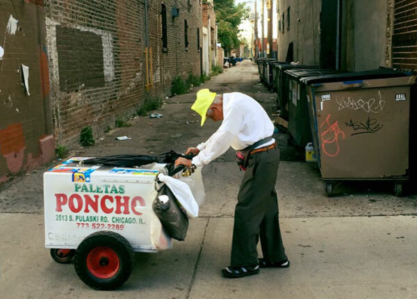 Незнакомые люди собрали более 250 тысяч долларов для 89-летнего продавца мороженого