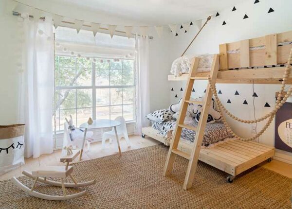 Эту причудливую и функциональную спальню мама спроектировала для своих двух детей