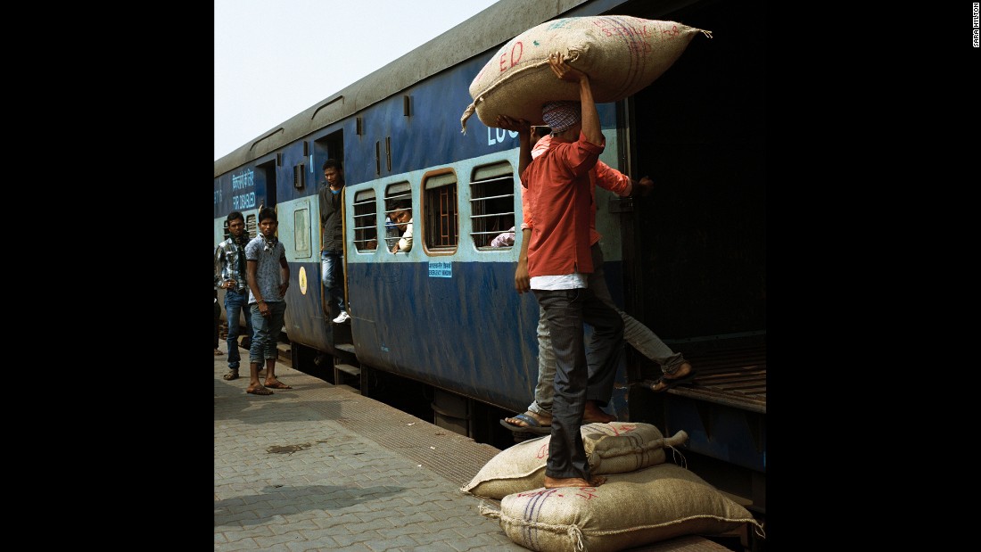 Фотография: Яблоку негде в бочку с селедками упасть: Суматошная жизнь индийских поездов №10 - BigPicture.ru