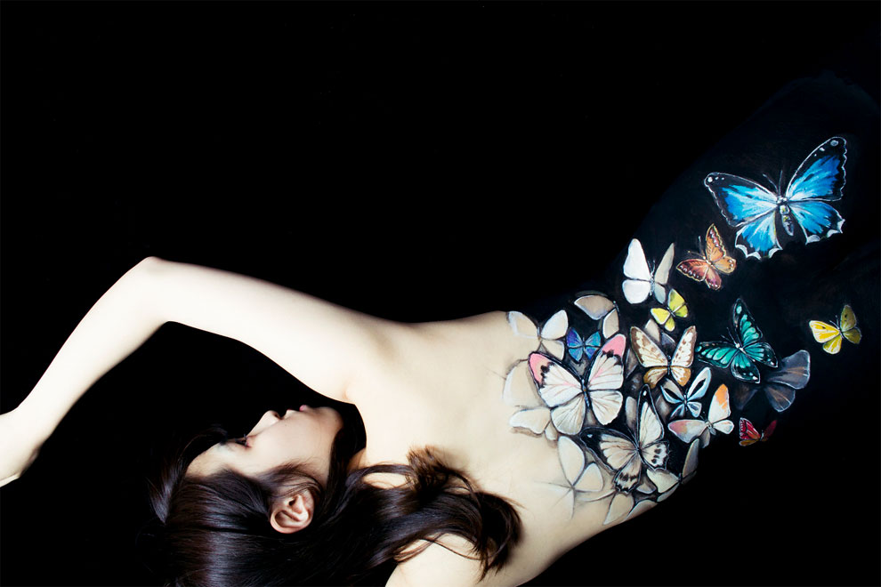Фотография: Эта японская художница пририсовывает девушкам дырочки и молнии №2 - BigPicture.ru