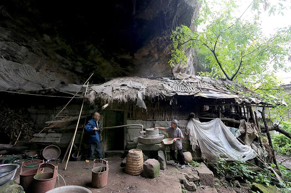 Фотография: С милым рай и в шалаше: Китайская семья уже 54 года живет в пещере №2 - BigPicture.ru