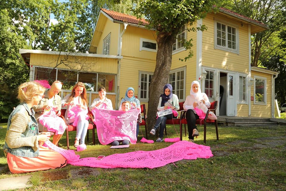 Фотография: Вязаный розовый домик в Финляндии — дело умелых рук польского дизайнера №3 - BigPicture.ru