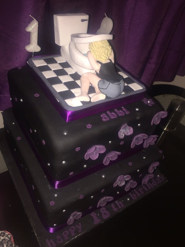 Фотография: Мама превратила фотографию пьяной дочери в торт в качестве назидания №4 - BigPicture.ru