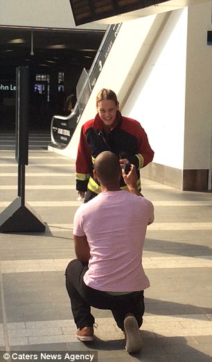 Фотография: Нормально угорел: парень вызвал спасателей, чтобы сделать предложение девушке-пожарному №3 - BigPicture.ru