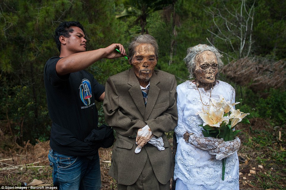 Фотография: Фестиваль Манене: зачем индонезийцы раз в 3 года выкапывают мертвых родственников №2 - BigPicture.ru