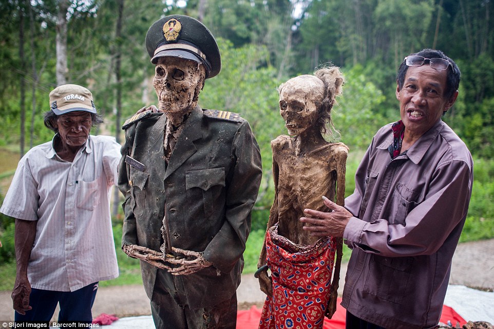 Фотография: Фестиваль Манене: зачем индонезийцы раз в 3 года выкапывают мертвых родственников №8 - BigPicture.ru