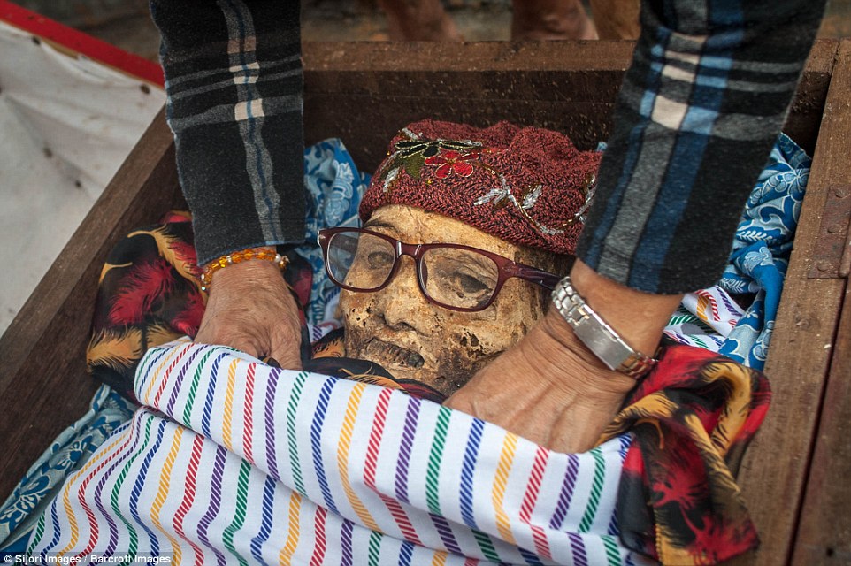 Фотография: Фестиваль Манене: зачем индонезийцы раз в 3 года выкапывают мертвых родственников №3 - BigPicture.ru