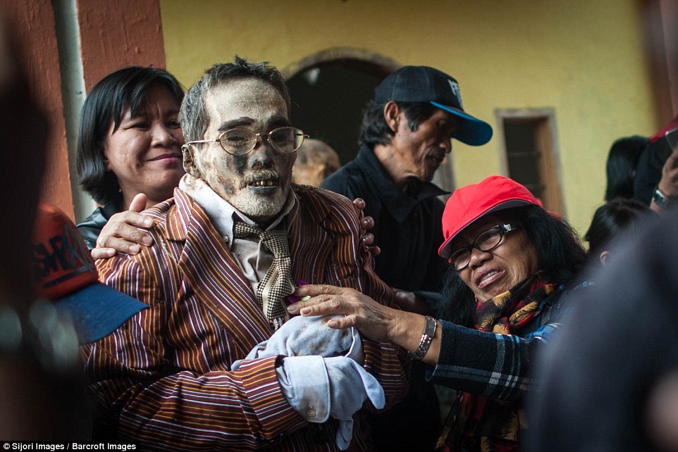 Фотография: Фестиваль Манене: зачем индонезийцы раз в 3 года выкапывают мертвых родственников №6 - BigPicture.ru