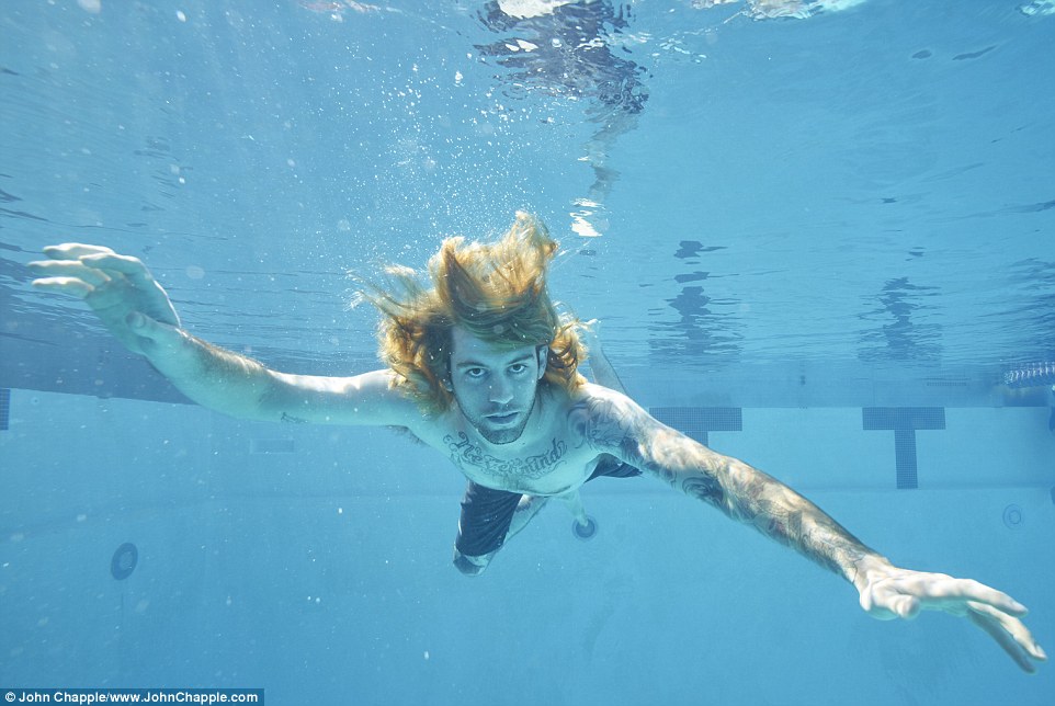 Фотография: Герой обложки Nevermind группы Nirvana воссоздал ее к 25-летию альбома №5 - BigPicture.ru