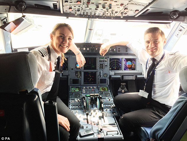 Фотография: 26-летняя британка — самый молодой в мире капитан авиалайнера №5 - BigPicture.ru