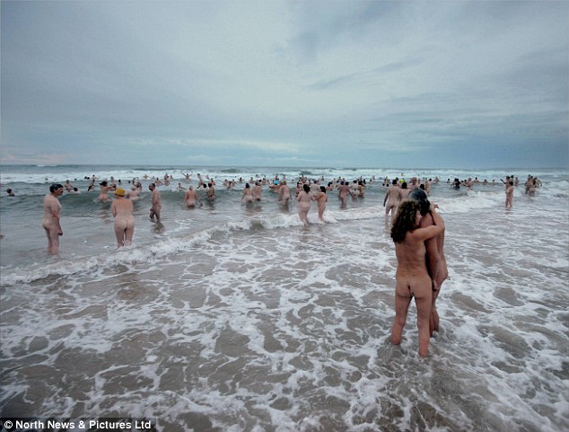 Фотография: В чем мать родила: сотни британцев голыми искупались в Северном море ради благотворительности №8 - BigPicture.ru